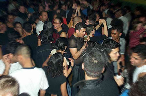 crowd1.jpg (60311 bytes)