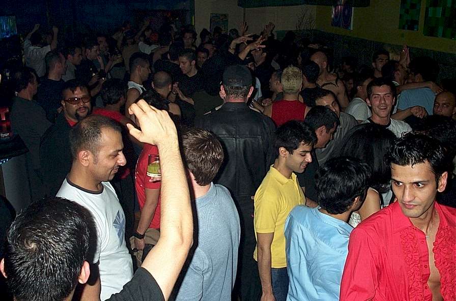 crowd2.jpg (82223 bytes)
