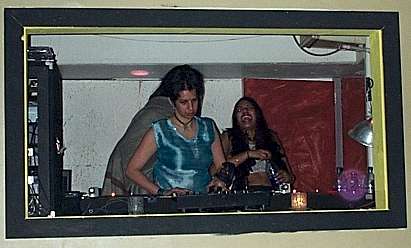 dj1.jpg (70947 bytes)
